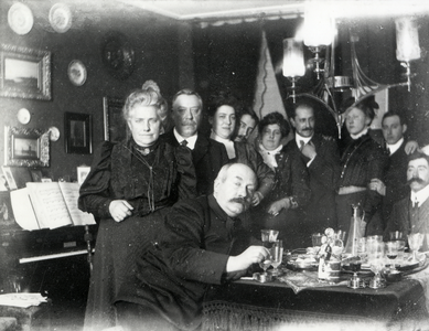 602309 Groepsportret met Johannes Anthonius Moesman (voorgrond, 1859 - 1937) en familieleden in een kamer van zijn ...